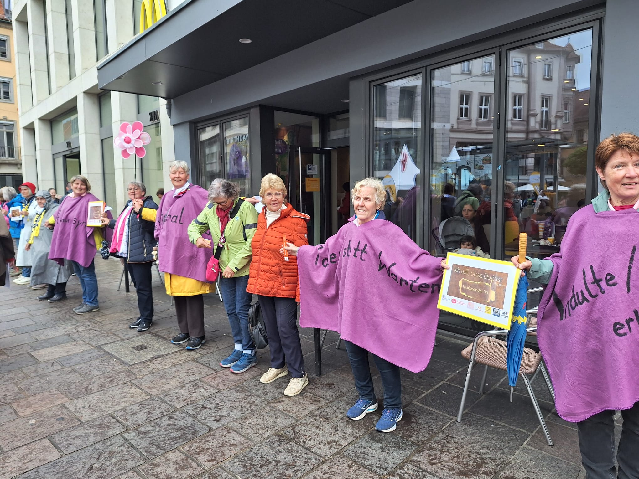 Aufruf und Menschenkette zum  Katholikentag 2026 in Würzburg
